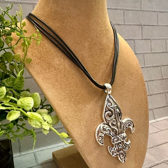 Silver “Fleur de lis” pendant necklace - Picture 3 of 6